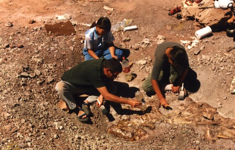 Jorge Calvo y Paulina Carabajal (a la derecha) en el 2000 durante la campaña de extracción de las primeras piezas del Futalognkosaurus. 