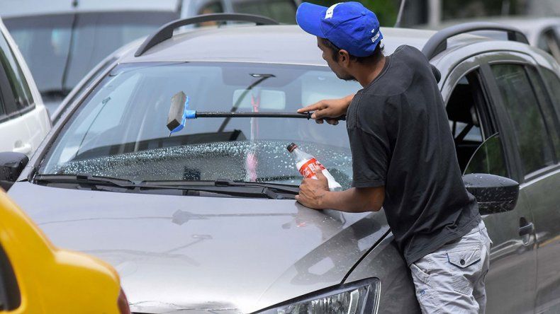 Multan con 32 mil pesos a los que hacen lavar el auto en la calle
